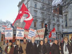 Federasyon’dan Londra’daki Fransız elçiliği önünde protesto