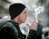 İspanya’da sosyal mesafenin uygulanamayacağı açık alanlarda sigara içmek yasaklandı