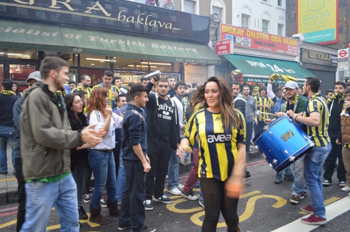 Londralı Fenerbahçeli’ler de 19. şampiyonluğu kutladı