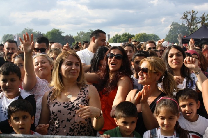 Thousands cram into Clissold Park