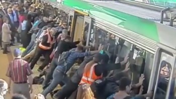 İşte halkın gücü! Bacağı tren ile peron arasında kalan adam bakın nasıl kurtuldu