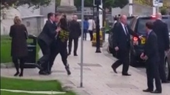Koşarken Başbakan’a tosladı