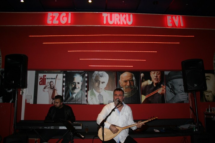 Ezgi’de türkü dolu konser geceleri devam ediyor