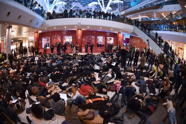 Alışveriş merkezinde protestoya 76 gözaltı