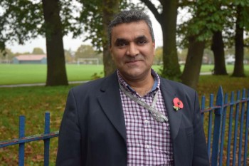 Fake taxi badge councillor apologises, but won’t resign