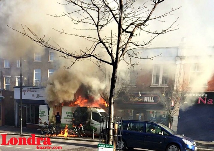 Hackney’de patlama; 1 kişi diri diri yandı (video)