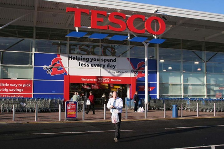 Tesco 43 mağazasını kapattı, £5milyar zarar etti