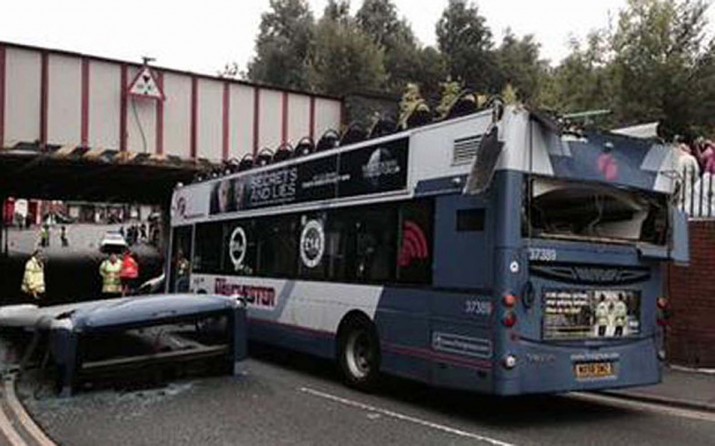 Çift katlı otobüs köprüye çarptı: 17 yaralı