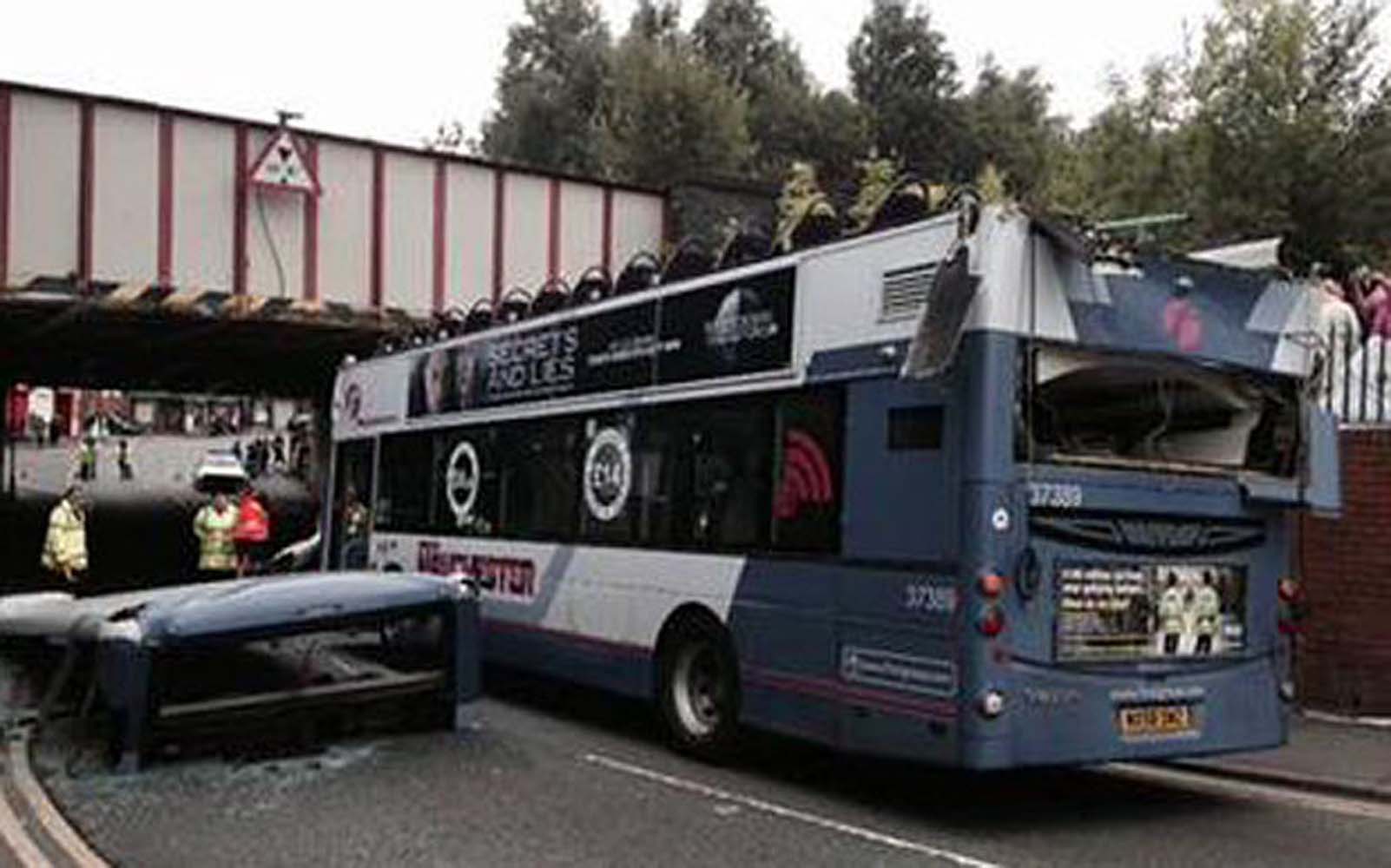 Decker bus crashes into us. Двухэтажный автобус аварии. Водитель на двухэтажный автобус. Двухэтажный автобус Скания. Британский двухэтажный автобус ДТП.