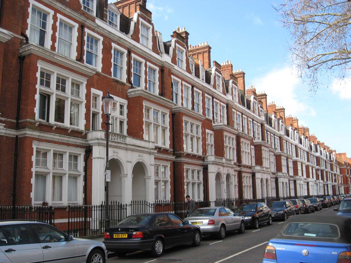 Жилой дом лондон. Terraced Houses в Англии. Terraced Houses (Row House) Великобритания. Лондон район Вестминстер жилые дома. Тонкий дом в Южном Кенсингтоне.