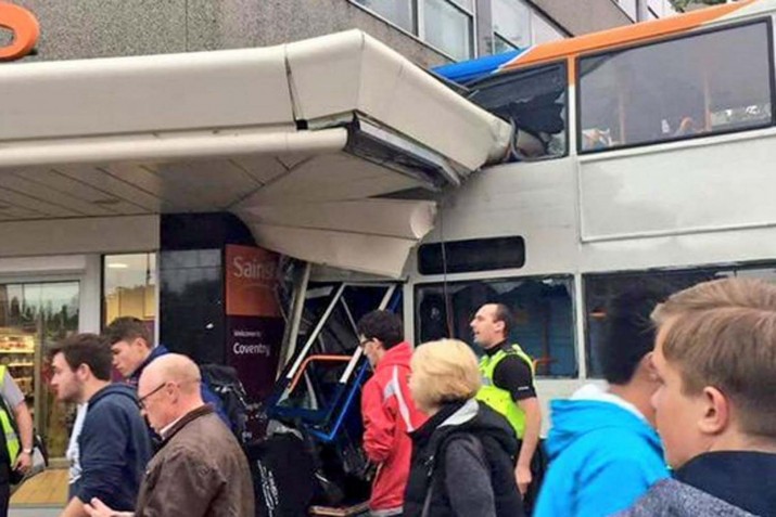 Coventry’de otobüs markete girdi: 2 ölü