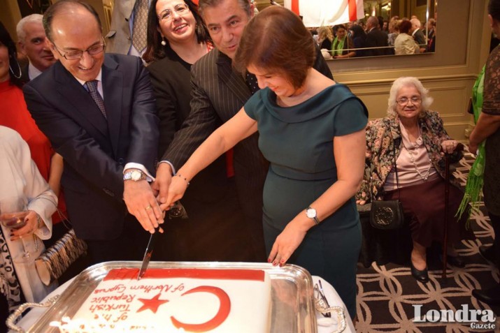 KKTC’nin 32. kuruluş yılı pastası kesildi