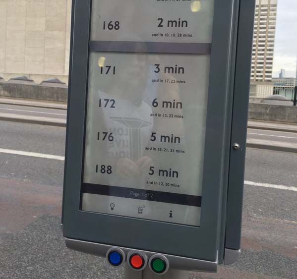 Londra otobüs duraklarına güneş enerjili bilgi paneli