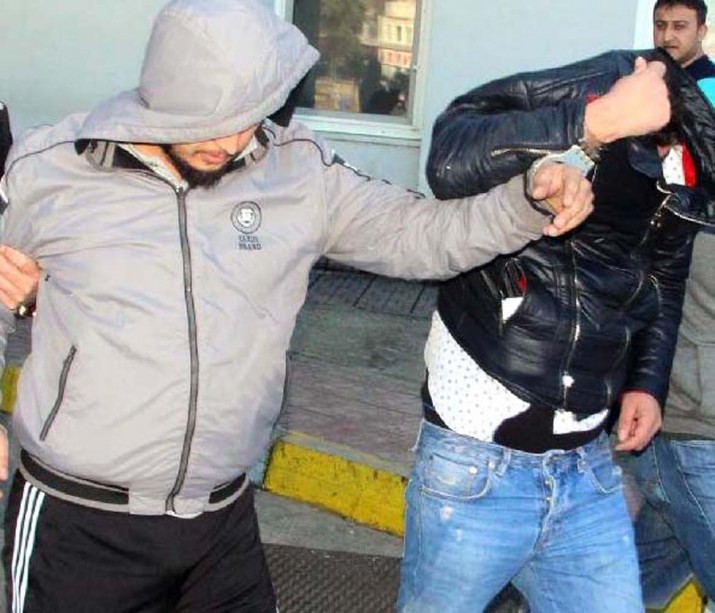 Arkadaşını dolandıranları Türkiye’de yakalattı