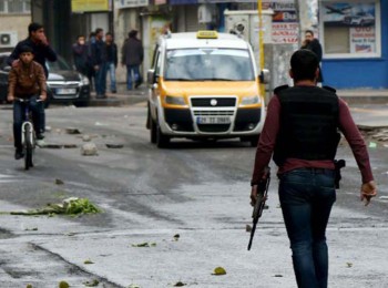 FT: Türk Ordusu sokak çatışmalarına saplandı