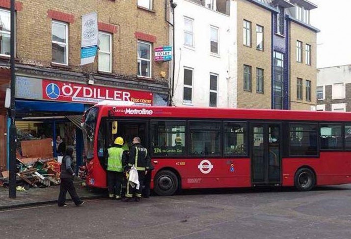 Camden’da tek katlı otobüs Türk süpermarkete çarptı