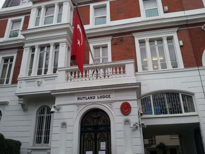 İngiltere’de Türk diplomatların maaşlarına el kondu