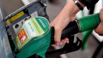 İngiltere’de benzin fiyatları son iki yılın en düşük seviyesinde
