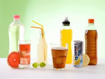 Şekerli içecekler kanser riskini artırıyor mu?