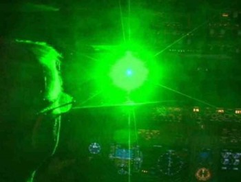 Uçaklara lazer ışığı tutan bir kişi yakalandı
