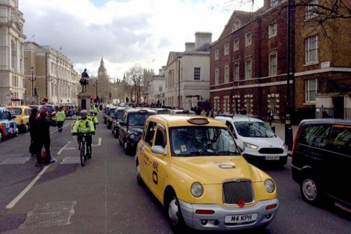 Londra’da taksicilerden kornalı eylem