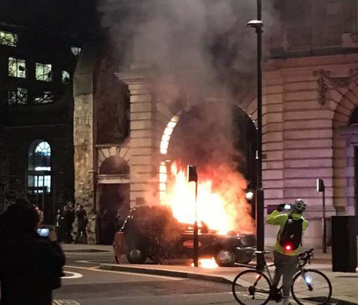 Londra’nın merkezinde siyah taksi böyle yandı