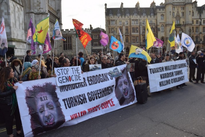 Davutoğlu, Londra’da yine protesto edildi