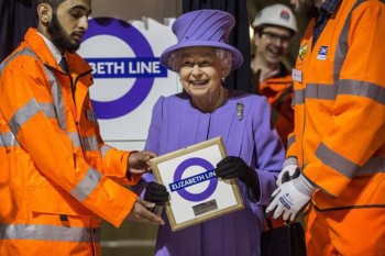 Kraliçe Elizabeth’i şaşırtan metro sürprizi