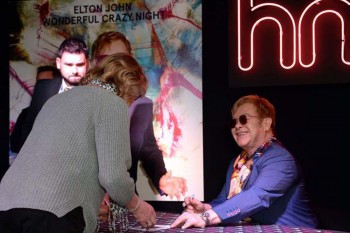 Elton John, yeni albümünü imzaladı