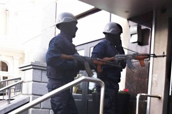 Polis üniformasıyla Dublin’de otel baskını