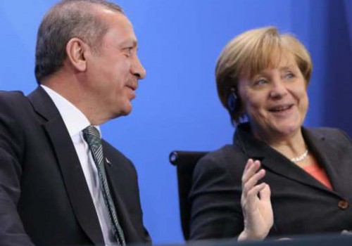 Merkel, Erdoğan’ı memnun etmek için komedyenleri susturuyor
