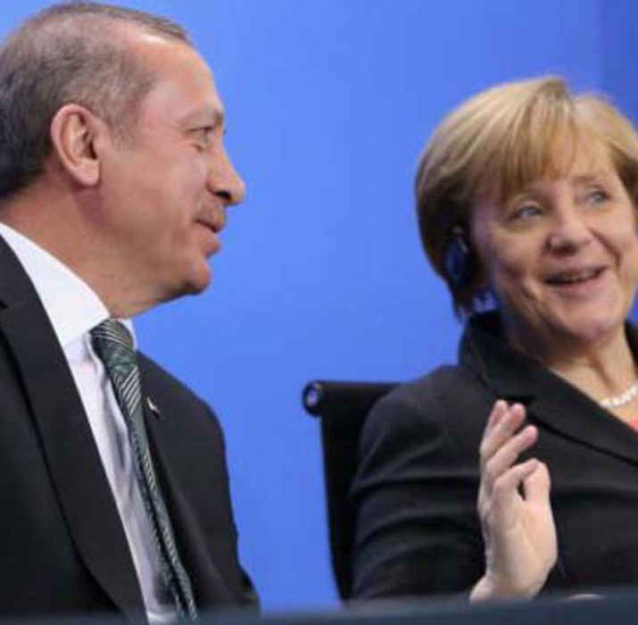 Merkel, Erdoğan’ı memnun etmek için komedyenleri susturuyor
