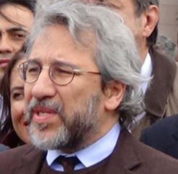 Can Dündar’a, mahkeme önünde suikast