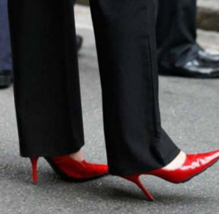 Topuklu ayakkabı tartışmasında zafer kadın çalışanın
