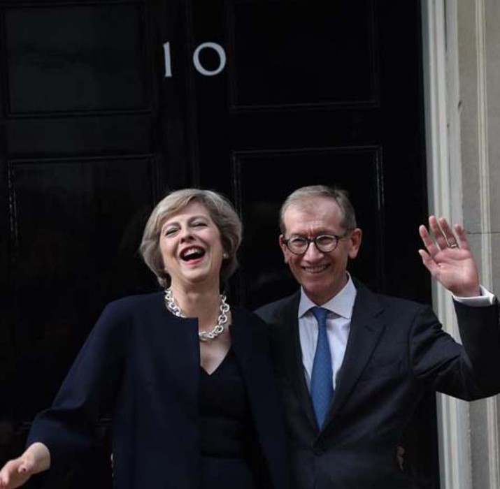 İngiltere’nin yeni Başbakanı May 10 numara önünde