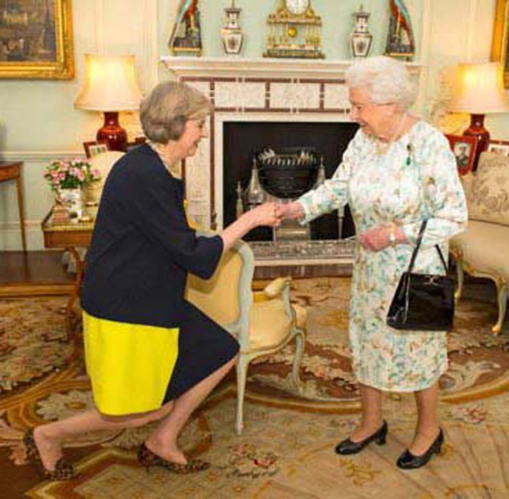 May, Başbakanlık görevini Kraliçe’den aldı