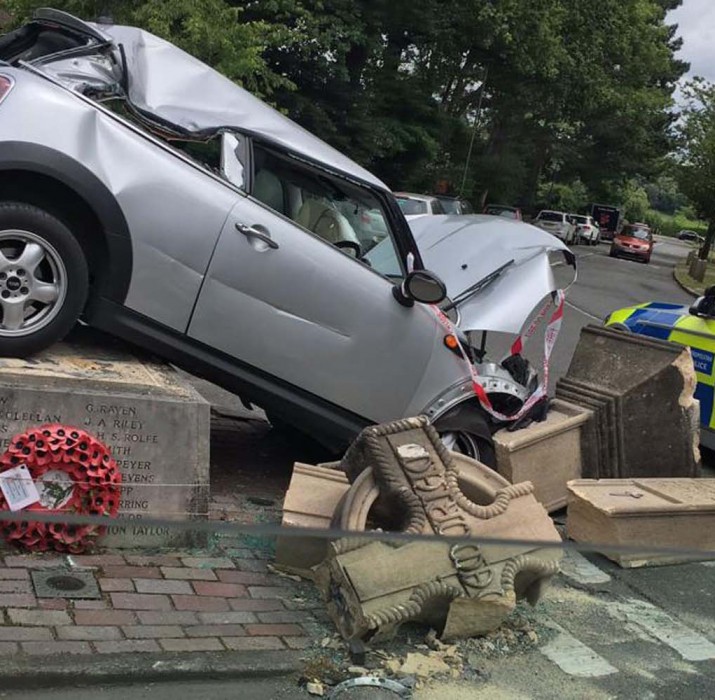 Kaza yapan araba, savaş anıtının üstüne çıktı
