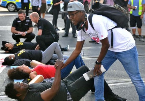 İngiltere’de siyah hakları göstericilerinden yol kapatma eylemi