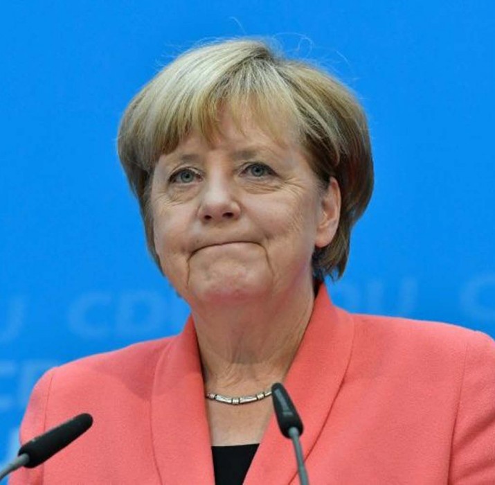 Angela Merkel cüzdanını çaldırdı