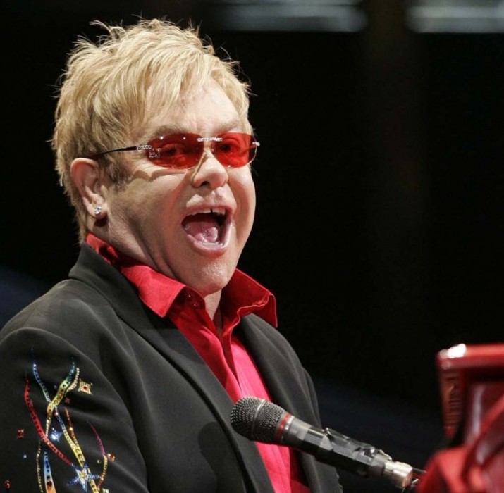 Elton John, kalçasını incittiği için, 2021 İngiltere ve Avrupa turunu erteledi