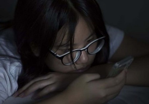 İngiliz çocukların yarıya yakını uyumadan önce sosyal medyada