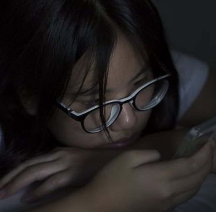 İngiliz çocukların yarıya yakını uyumadan önce sosyal medyada