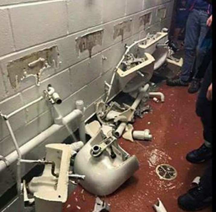 Manchester City’nin taraftarları, Old Trafford’un lavabolarını parçaladı