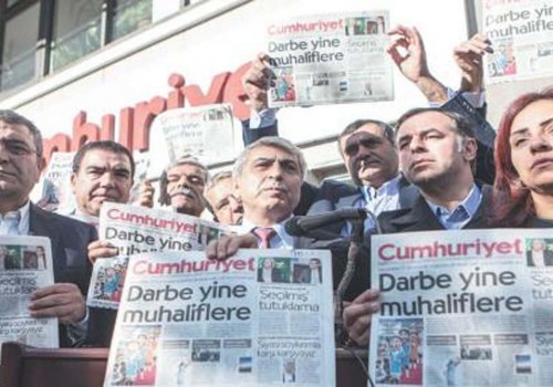 Erdoğan’ı eleştiren Türk gazetesinin gazetecileri tutuklandı