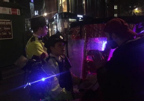 İngiliz polisinden bisiklet-taksicilere gece operasyonu