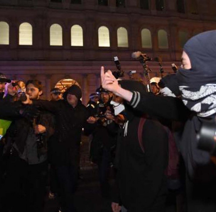 Maskeli gruplar, polisle çatıştı