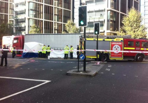 Merkezi Londra’da TIR’ın çarptığı bisikletli genç öldü