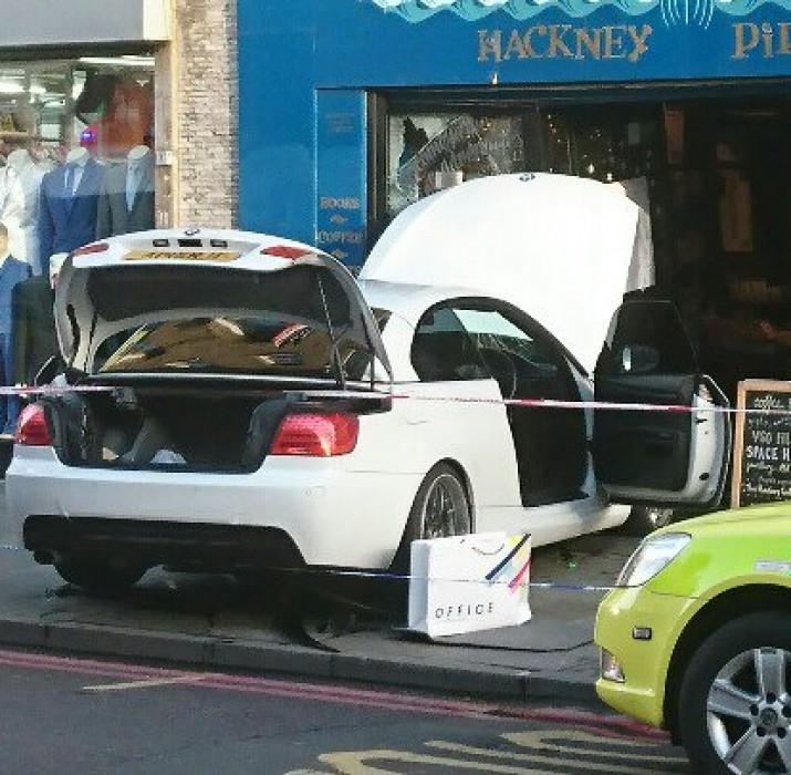 Dalston’da kaza: BMW dernek binasının içine girdi!