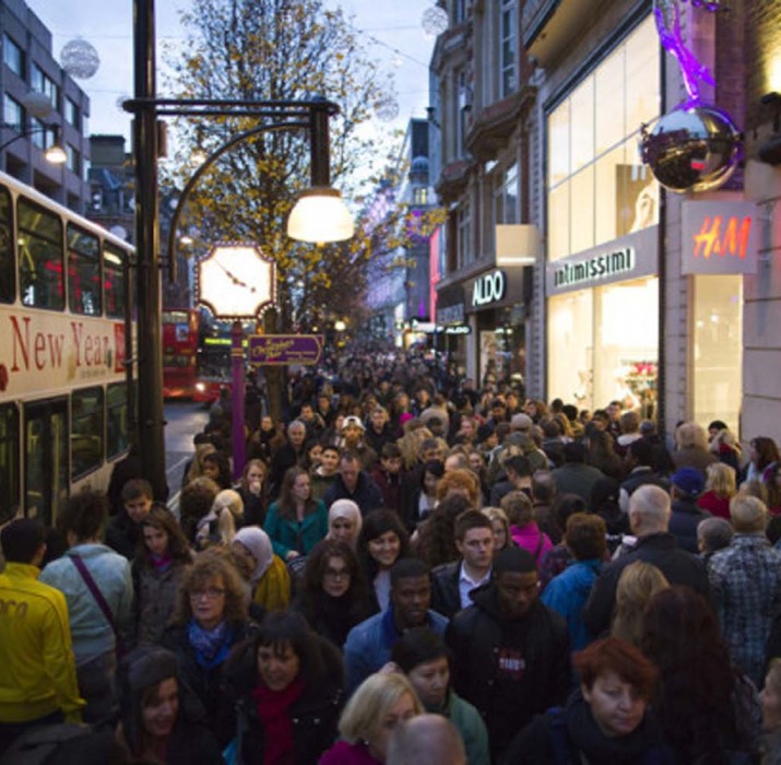 İngiltere’de tüketicilerin Noel öncesi mağaza ziyaretleri azaldı