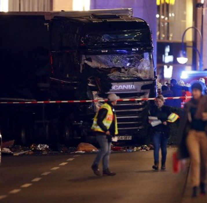 Berlin’de Noel pazarında tırla saldırı: 9 ölü
